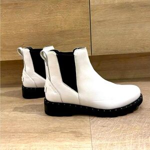 White leather Sorel Chelsea Boots size 8